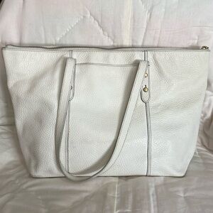 White fossil purse q